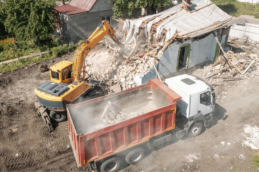 Вывоз мусора после сноса зданий с выездом в Одинцове в октябре