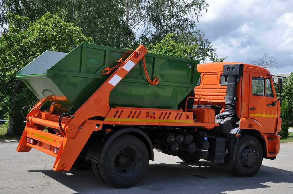 Заказ бункеровоза для вывоза мусора и отходов в Одинцове в октябре