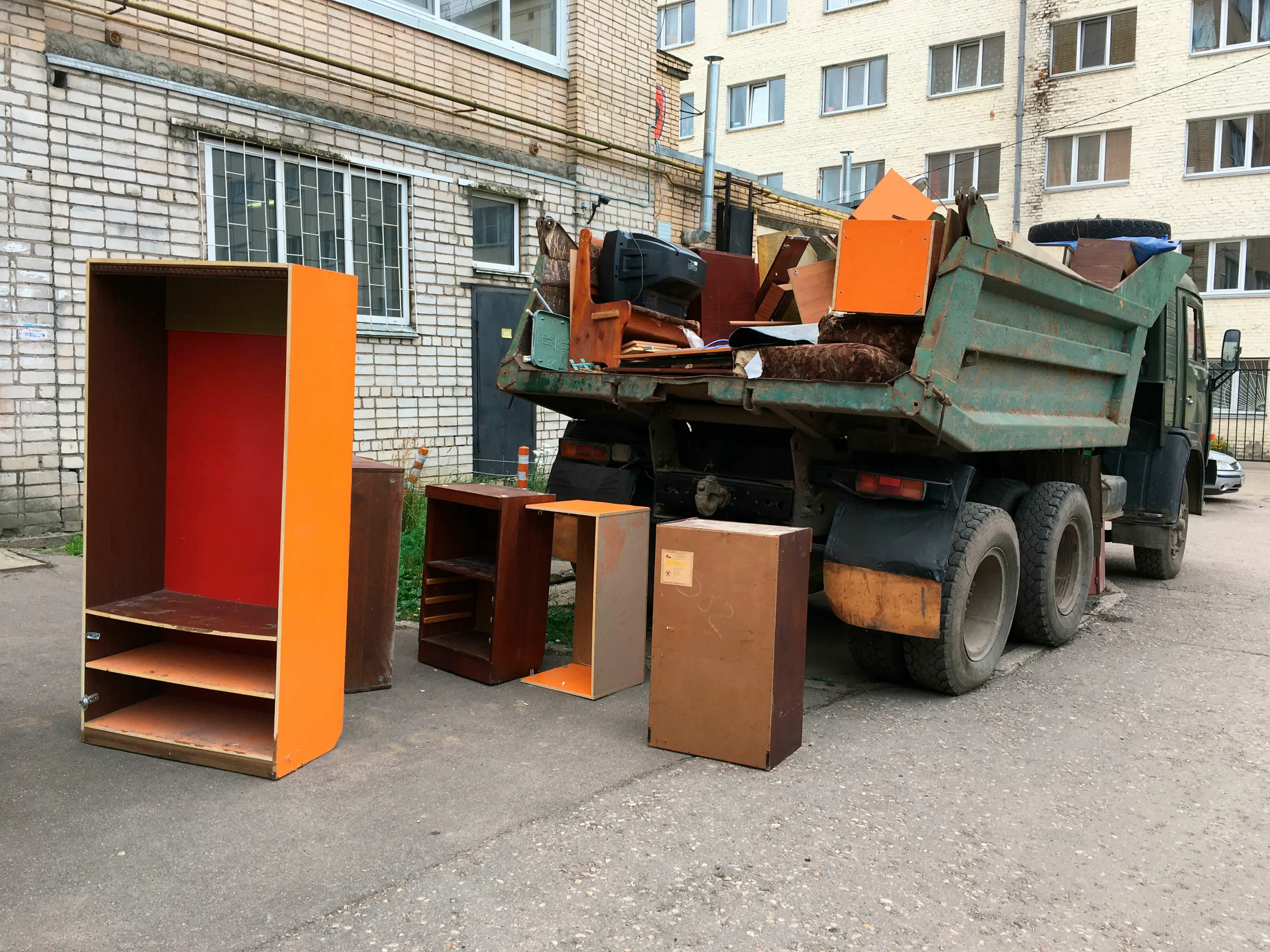 Утилизация старой мебели с вывозом и разбором в Одинцове в октябре