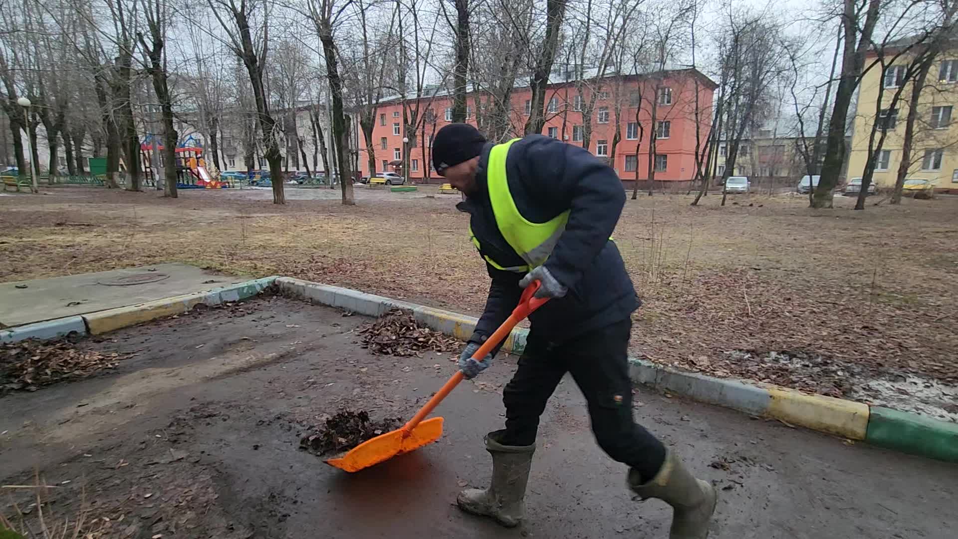 Уборка территорий в Одинцове в октябре