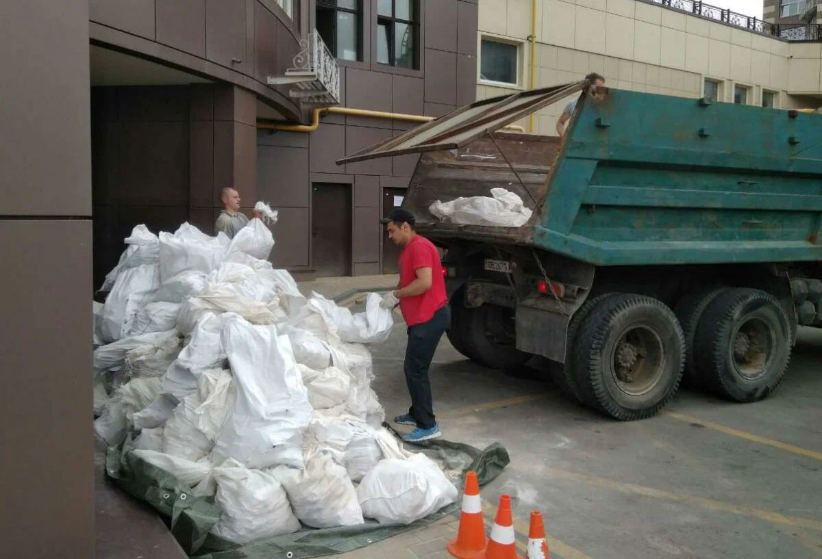 Вывоз мусора из подвала в Одинцове от ПроМусор – уборка, разбор завалов и очистка, цены от 2485 руб