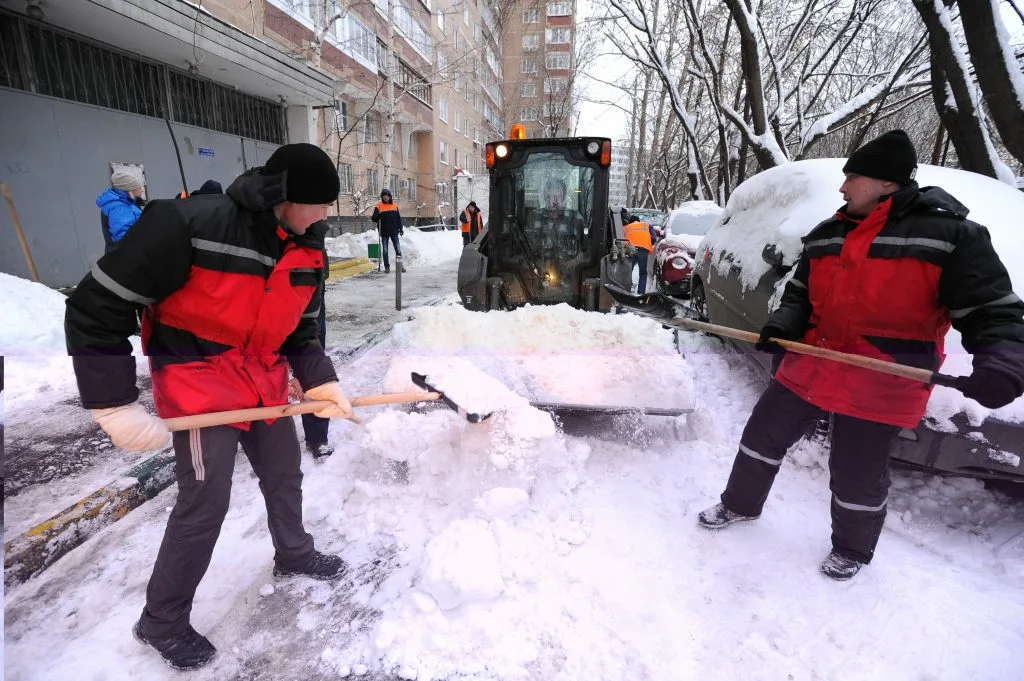 Очистка дворов от снега с гарантией результата в Одинцове в октябре